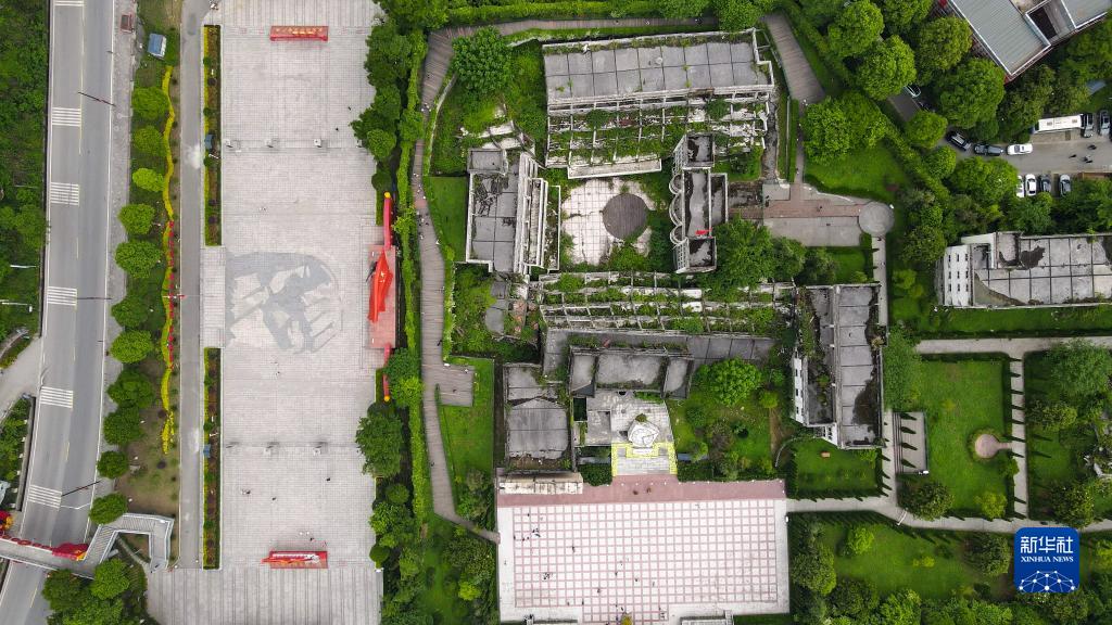 这是5月12日拍摄的四川汶川特大地震漩口中学遗址(无人机照片).