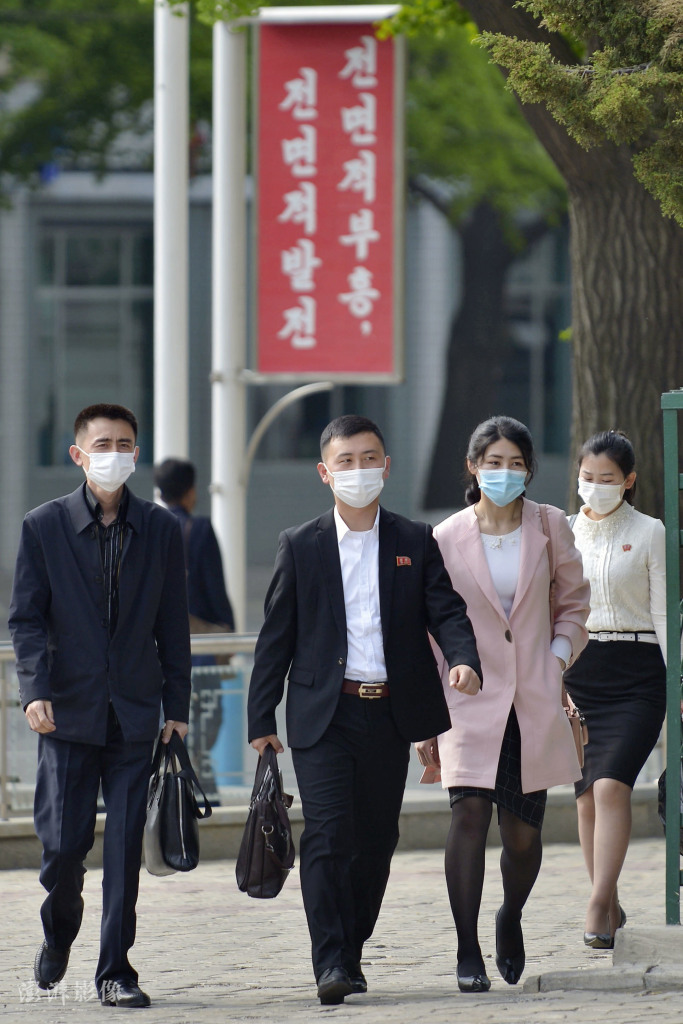 5月6日，朝鲜平壤，当地民众戴着口罩出行。