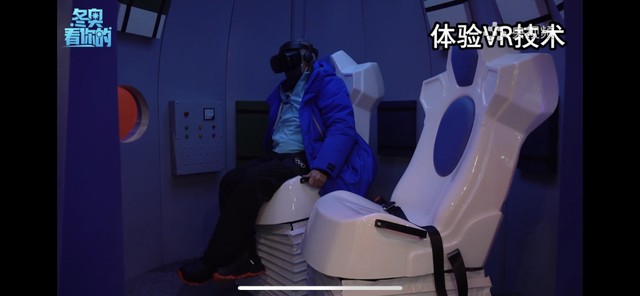 △小萨马兰奇体验SoReal“神舟”号VR飞船模拟器