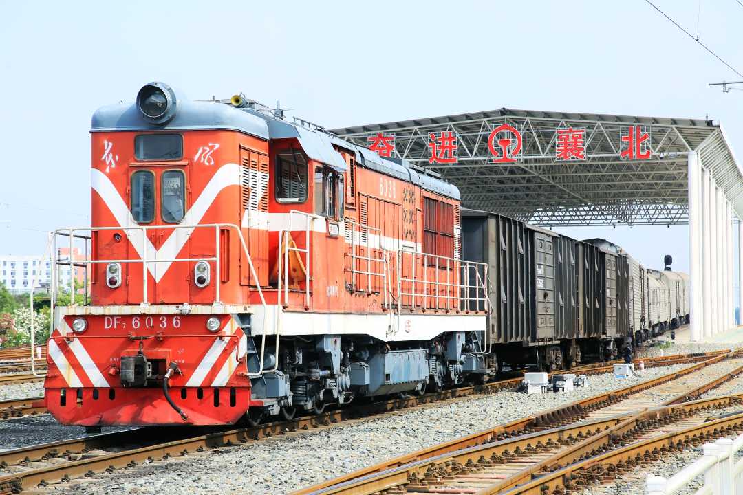 襄阳北编组站发挥路网优势快速转运货运物资.曹黎波摄