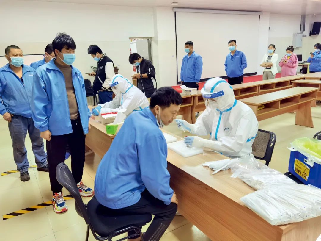 算上高军会在内，江苏皇冠新材料一共有三名行政人员，他们每天持证上岗，为500多名员工做核酸检测。图/受访者提供