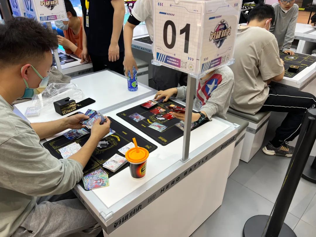 卡游门店对决区,笔者摄不过,在这之外,奥特曼系列在