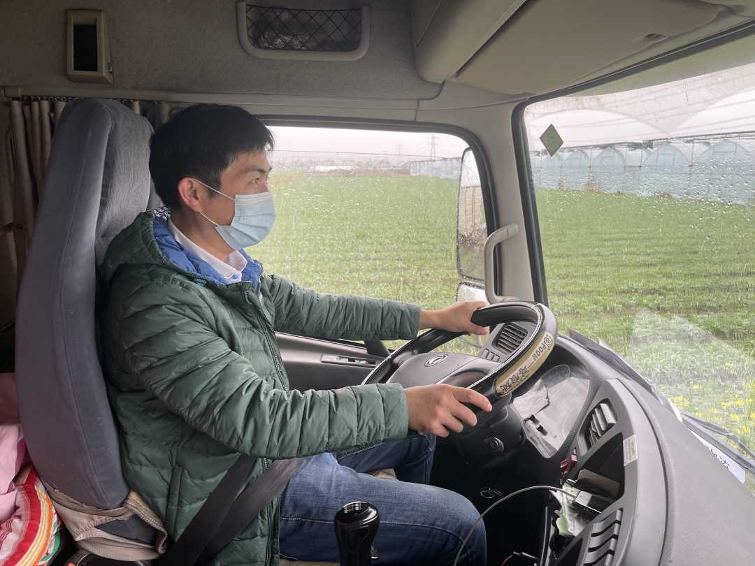 货车司机在送货途中.(资料图片)