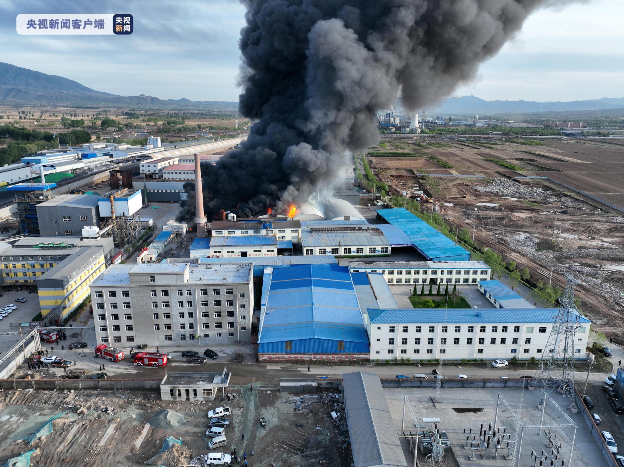山西忻州一塑板厂发生火情