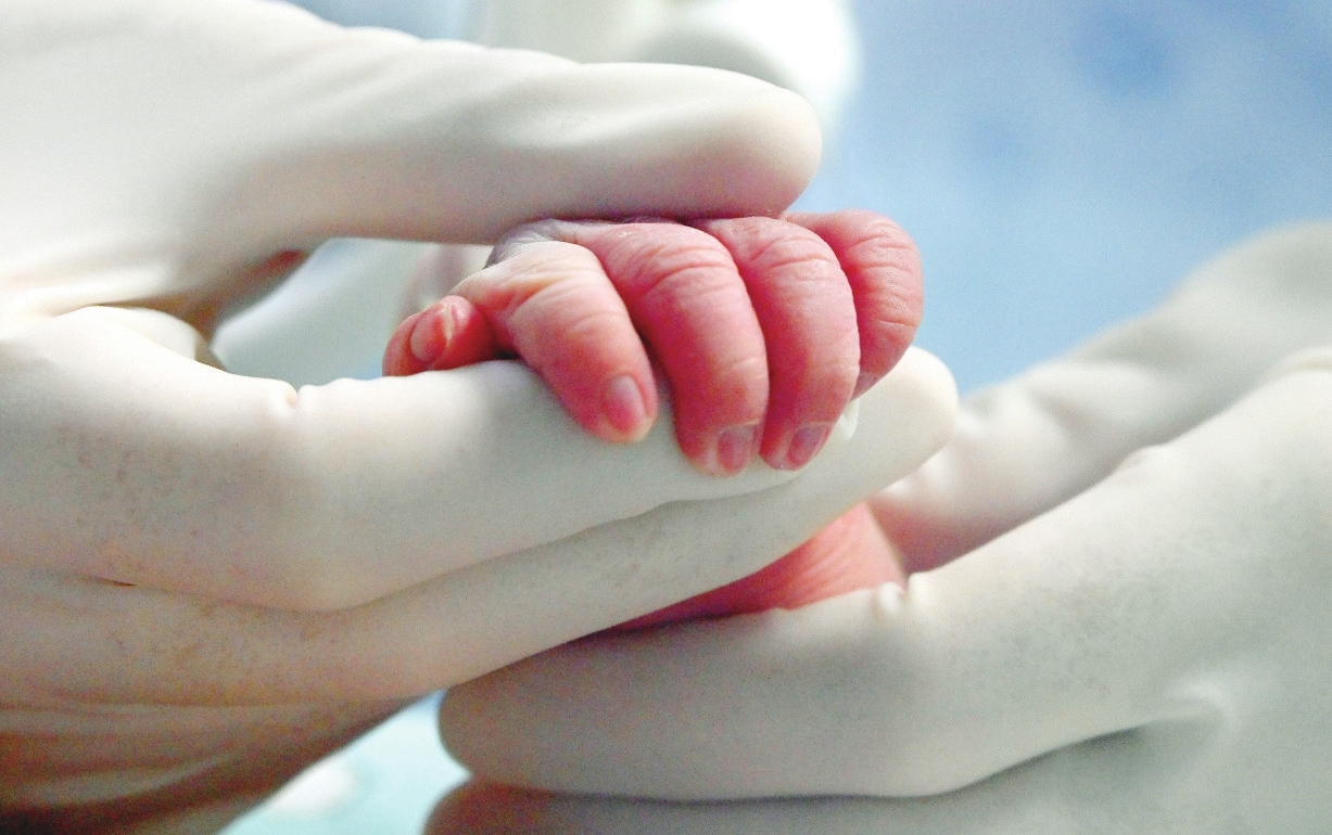 图为河北工程大学附属医院新生儿科的护士在为患儿进行抚触.