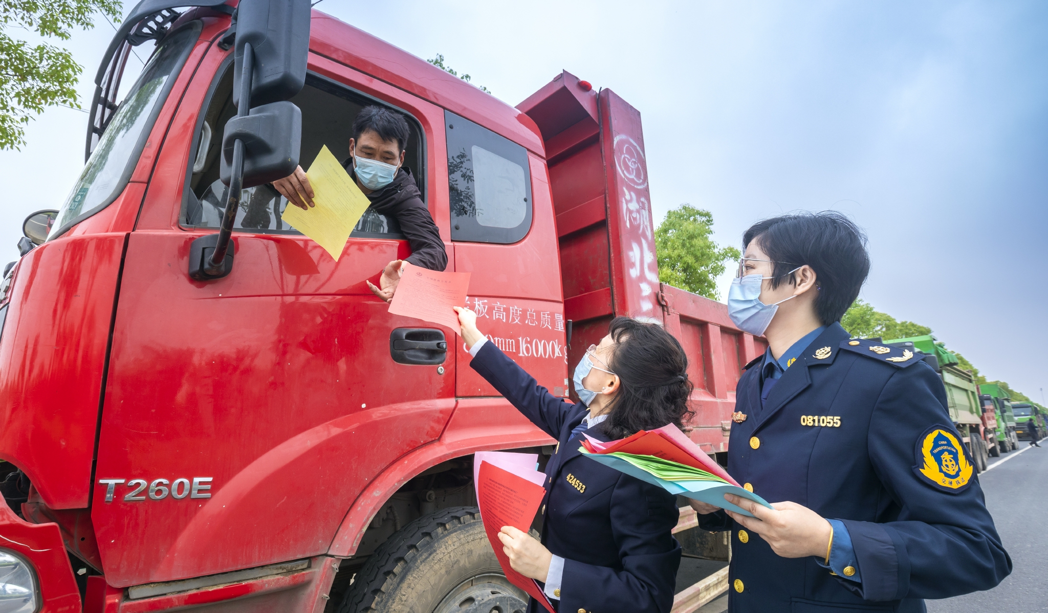 安庆市交通执法支队扎实开展路政宣传月活动