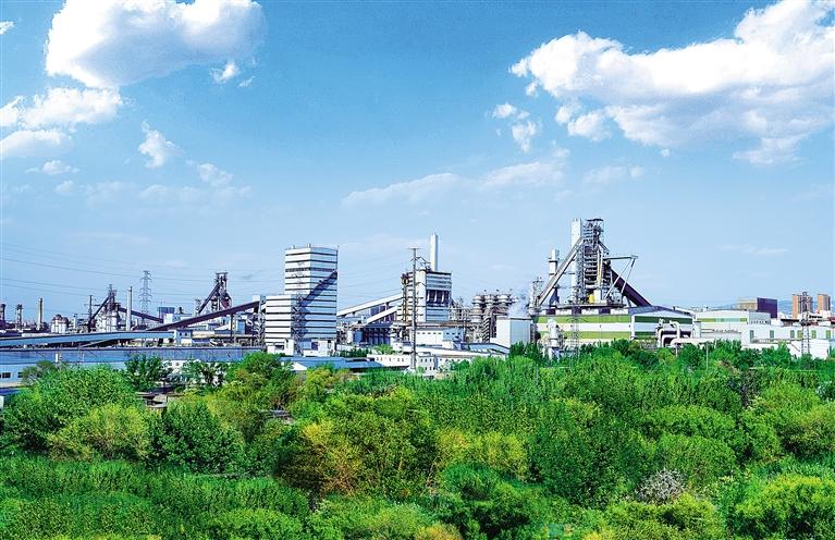 中国宝武太钢集团加大绿色钢厂建设力度，2020年成为钢铁行业首批全流程超低排放A级企业。（资料图片）