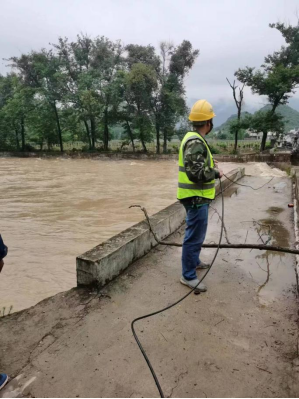 在受到洪水影响的桂林全州安和镇，广西移动抢修人员布放新光缆、熔纤，迅速恢复通信。