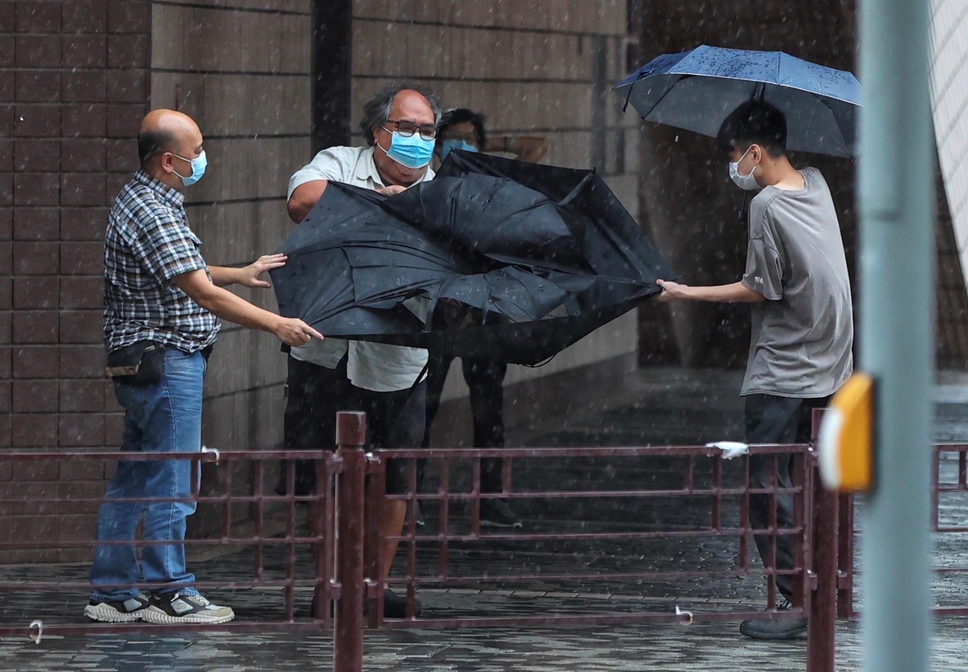 受暴雨天气影响香港上午校及全日制学校停课