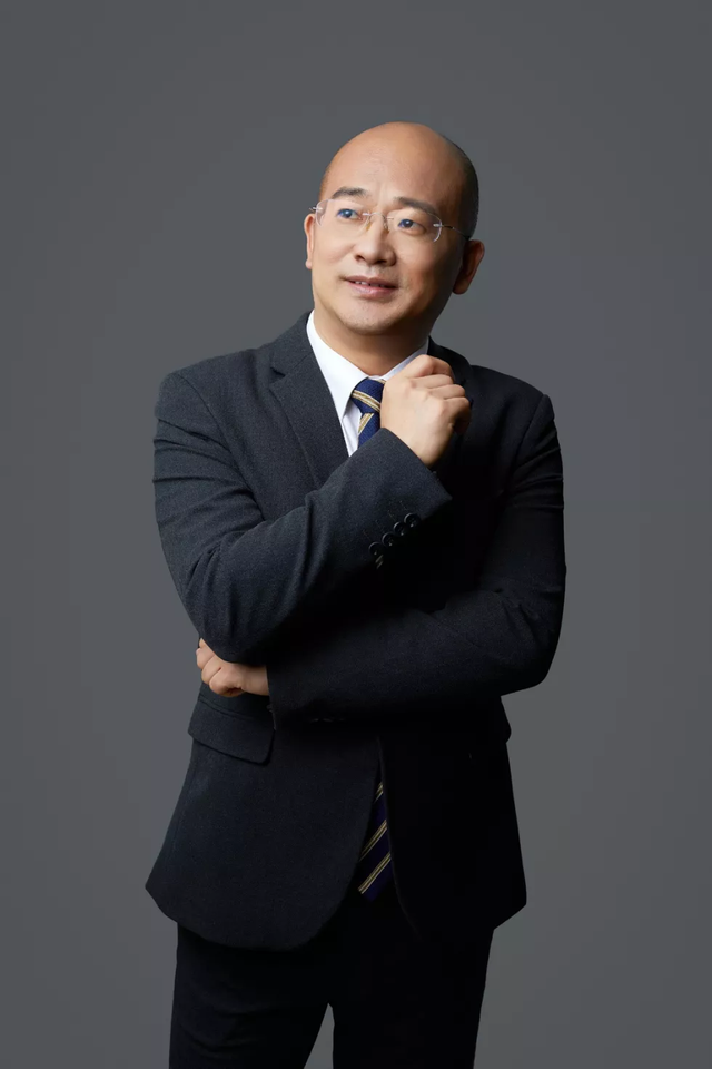 中央广播电视总台主持人方亮 儒雅大气(央视供图)