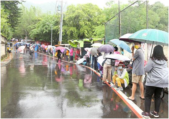 台湾民众14日冒雨领取松山慈惠堂免费快筛试剂（图片来源：中时新闻网）