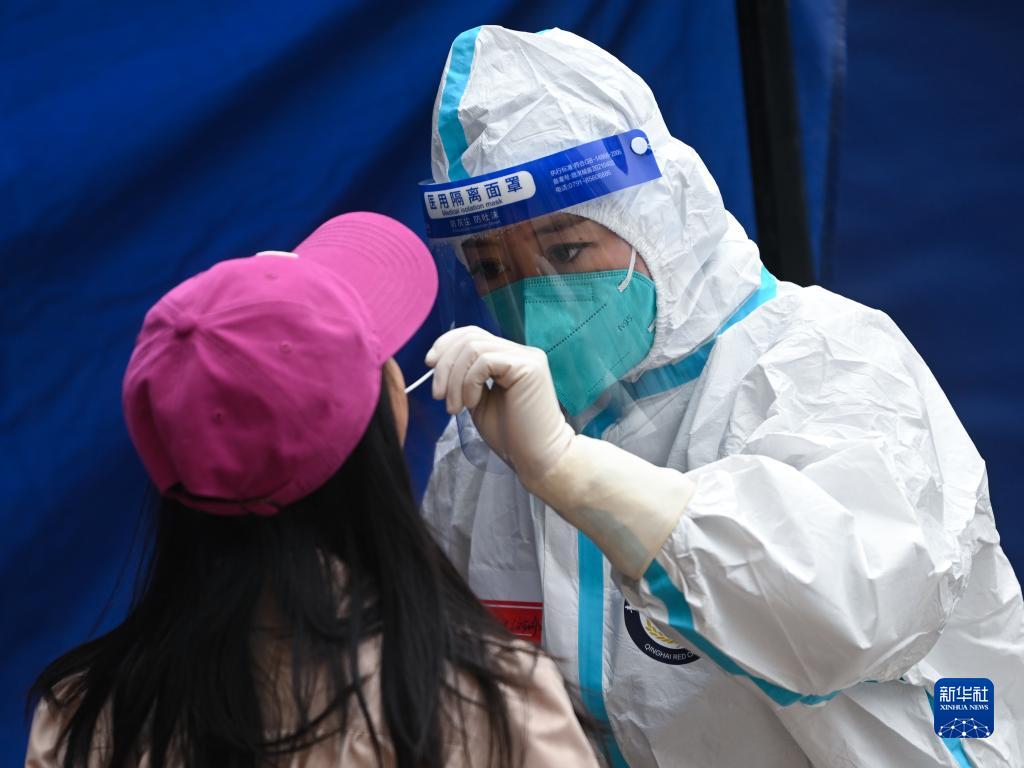 在西宁市城西区新宁广场核酸采样点,市民排队进行核酸采样(无人机照片