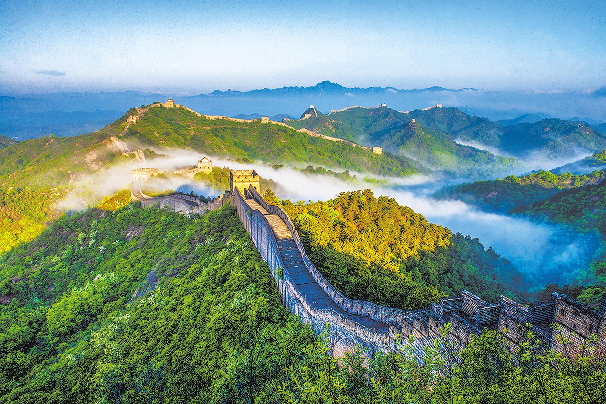 5月11日清晨,一场降雨过后,朝霞中的金山岭长城更显壮美.