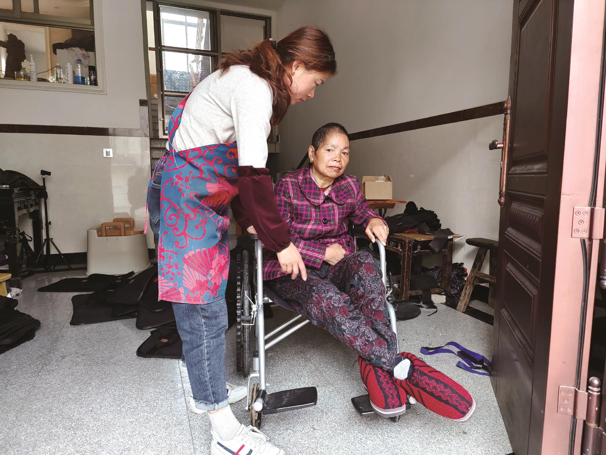 新埭好儿媳让瘫痪婆婆的生活很得体