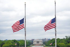 美国降半旗致哀百万新冠逝者