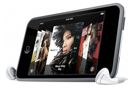 iPod跟iPhone太像了，所以当年苹果在宣传图上放了两个耳机，强调这是一款iPod｜Apple