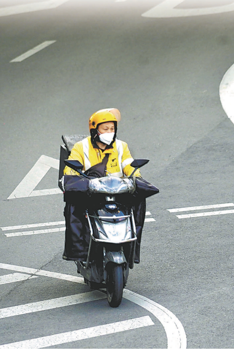 路上只见一位快递员在忙碌送货. 本报记者 程功 摄