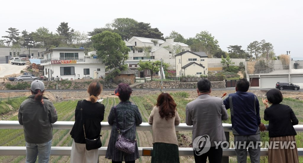韩国民众13日在文在寅私宅对面(图源:韩媒)