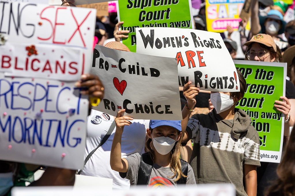 美国数万人在各地示威游行 捍卫保护女性堕胎权法案