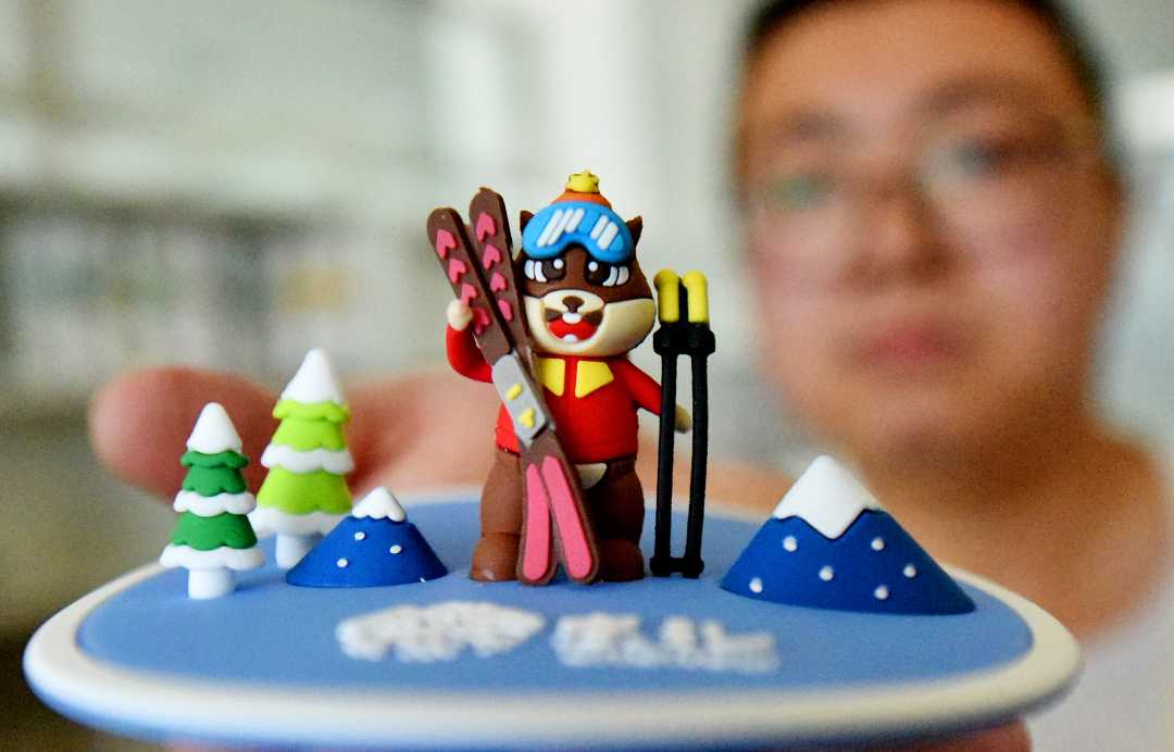 日,顾客在河北省张家口市宣化经济开发区参观冬奥文创产品陶瓷"冰壶"