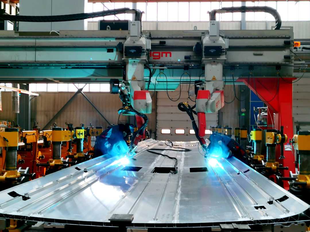 中车唐山机车车辆有限公司高速动车组铝合金车体数字化生产线上,焊接