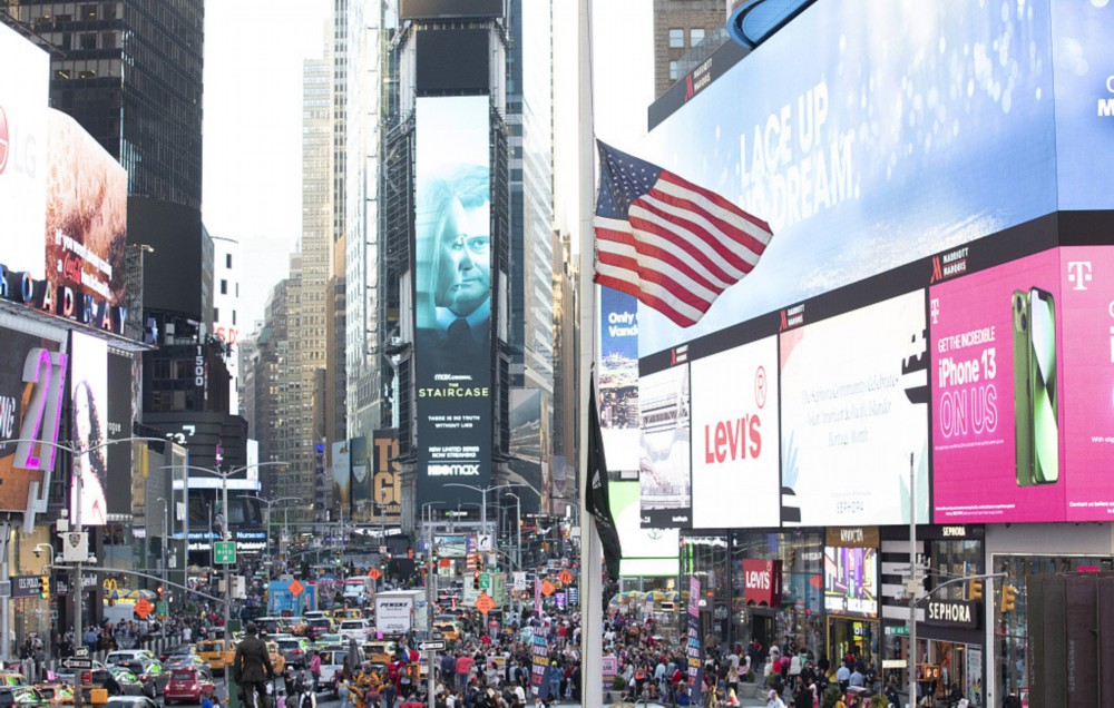 当地时间2022年5月12日，美国纽约时报广场降半旗致哀百万新冠逝者。（资料图）