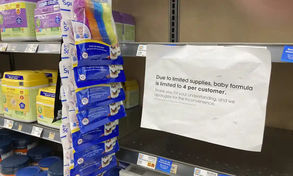 美国一家商店贴出限购婴儿奶粉的通知 图源：美联社
