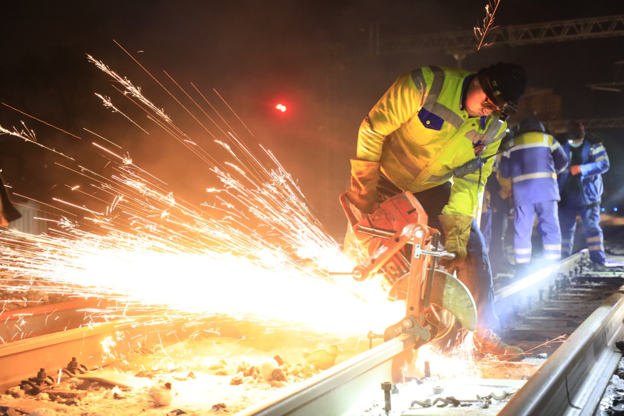 铁路工务段职工对佳鹤铁路钢轨进行打磨施工作业  摄影:原勇