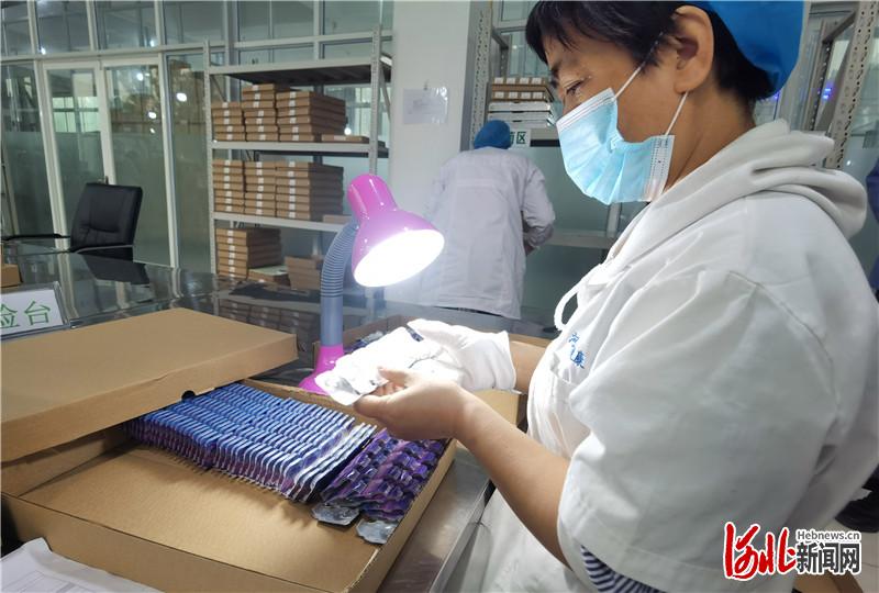 5月9日，河北鑫视康公司员工对隐形眼镜产品逐一进行灯检。河北日报记者邢云摄