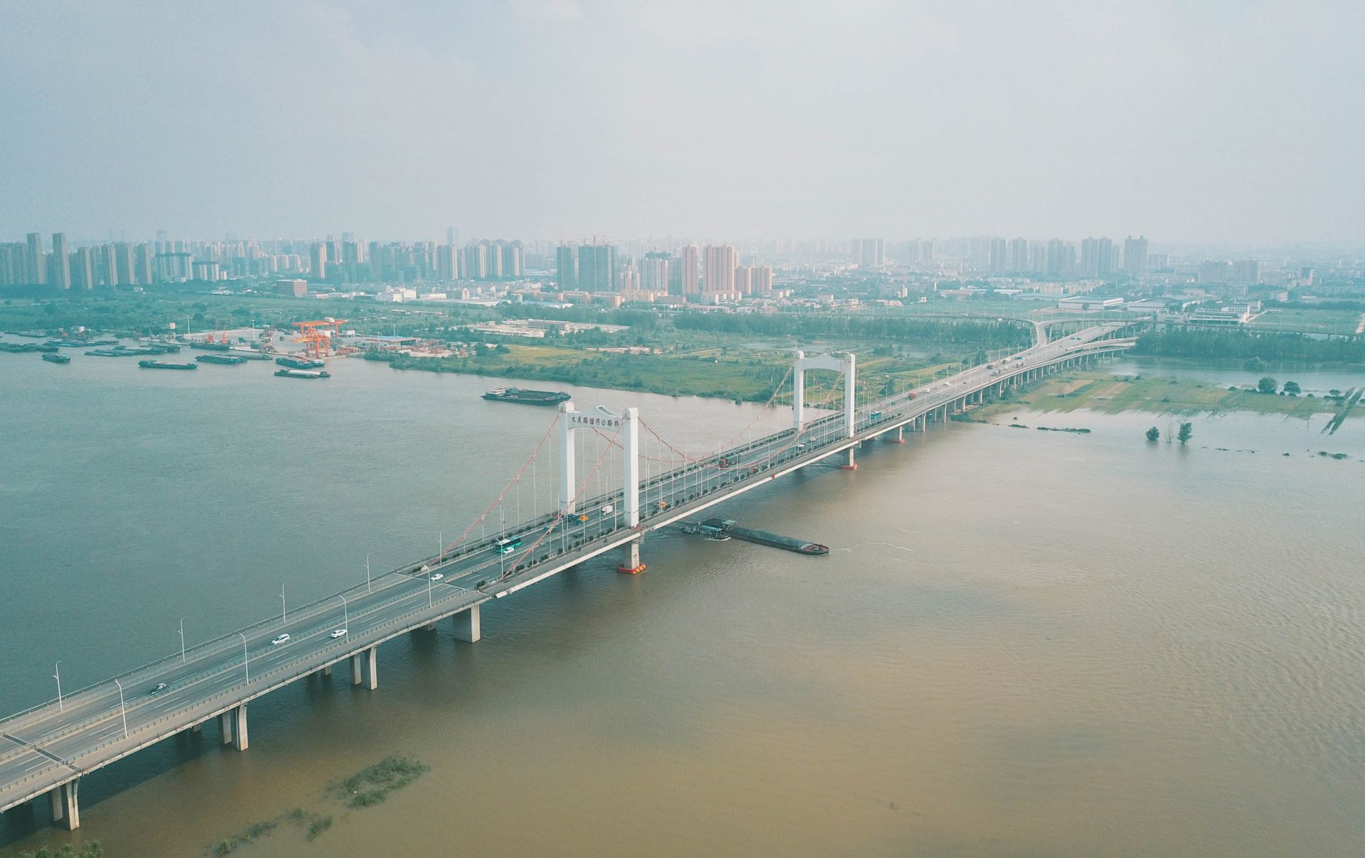 跨淮河的公路桥是大庆路上的重要区段. 融媒体记者 张建平 摄