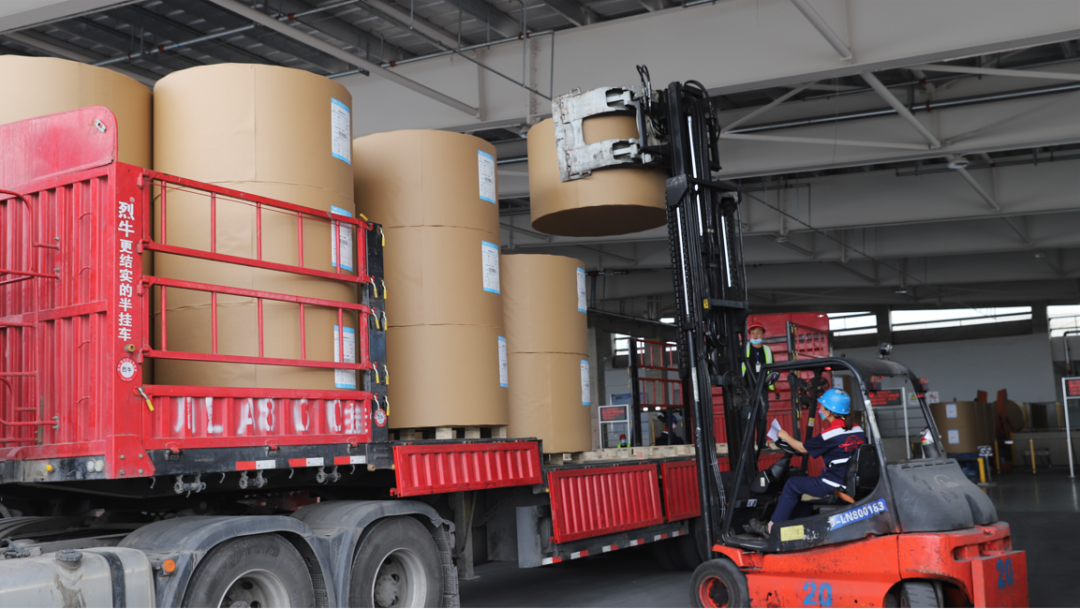 金桂白卡纸生产线卷筒包装作业今年1至4月,广西金桂浆纸业有限公司