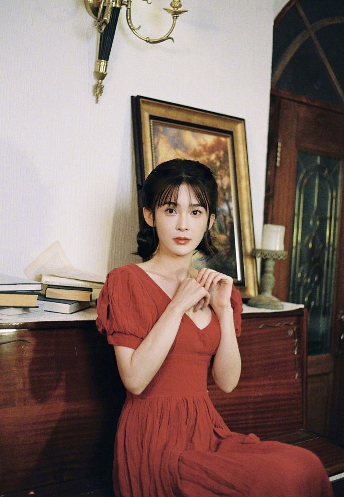 赵樱子复古红裙写真甜美优雅乘风破浪的姐姐官宣惹期待