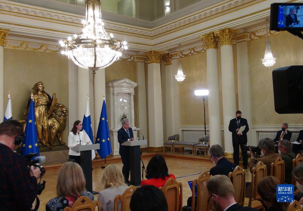 　　5月15日，在芬兰赫尔辛基，芬兰总统尼尼斯托（右）和总理马林参加联合记者会。新华社记者 陈静 摄