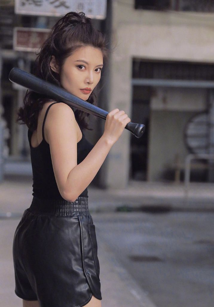 徐冬冬复古黑衣写真曝光手拿棒球棍似大姐大又甜又辣