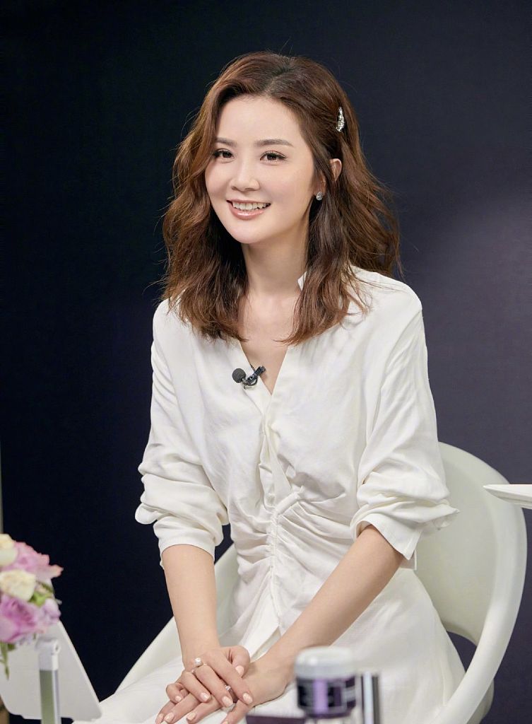 乘风破浪的姐姐官宣阿sa晒最新美照白裙优雅气质知性