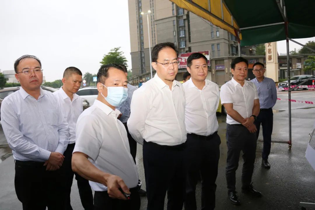 &nbsp;△&nbsp;何晓军何广延带队检查防汛工作(陈宏文摄)