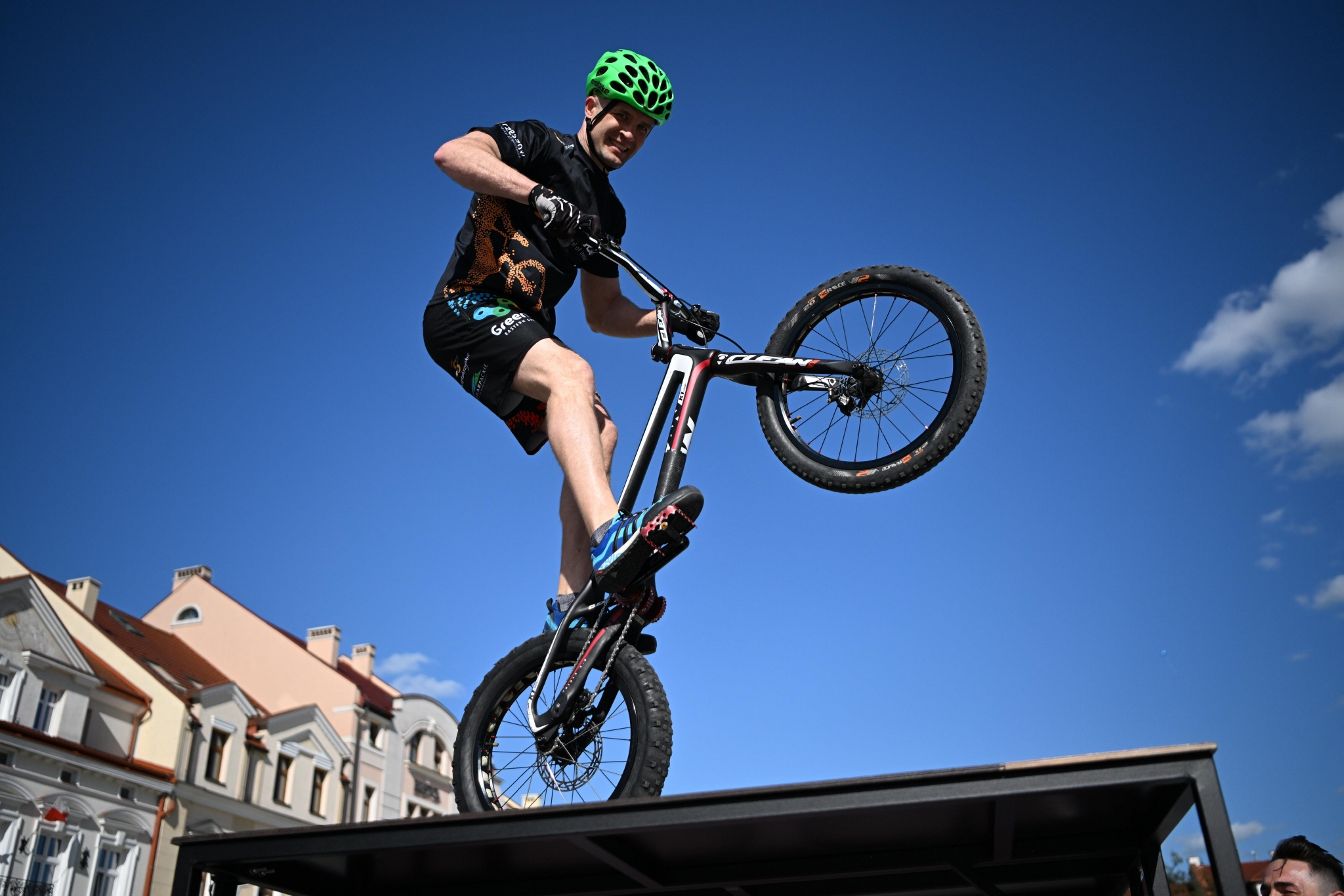 krystian herba是六次吉尼斯世界纪录的保持者,他本次的自行车表演是