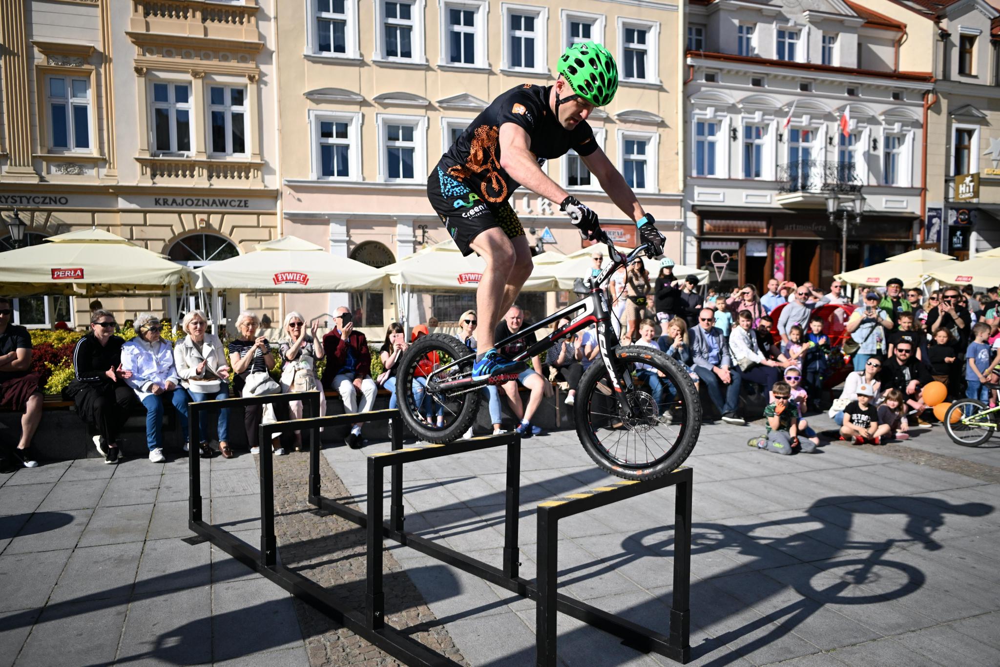 krystian herba是六次吉尼斯世界纪录的保持者,他本次的自行车表演是