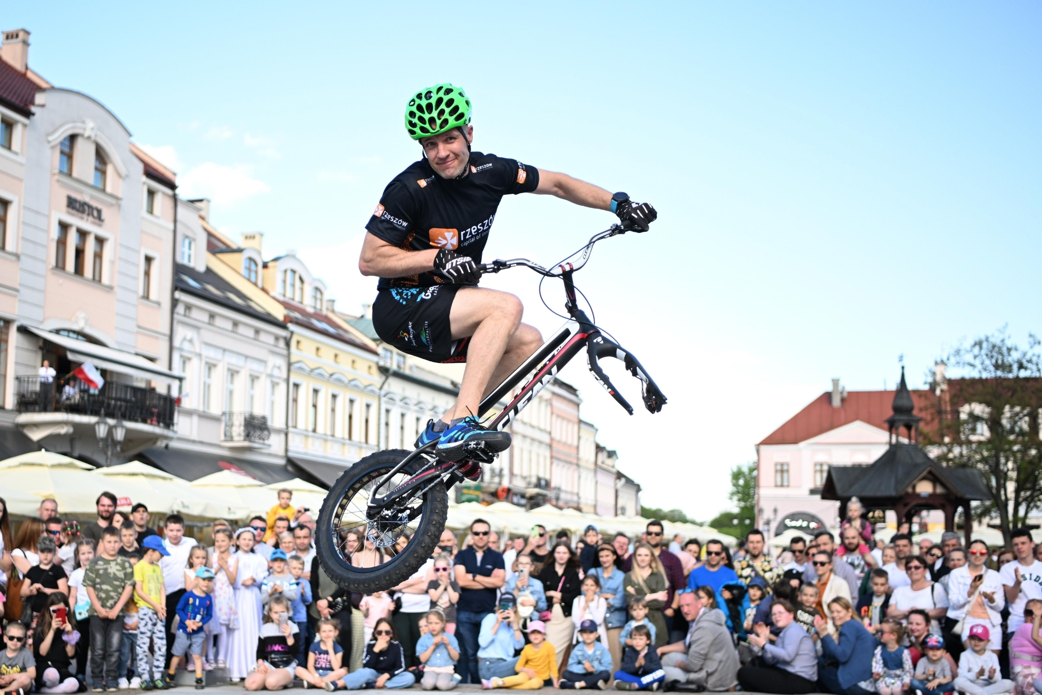 波兰热舒夫举行街头艺术活动自行车杂技表演引人注目
