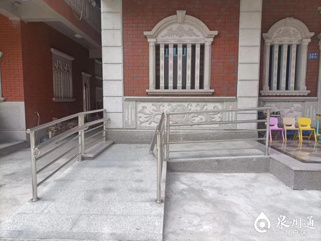 为无障碍坡道加装安全护栏