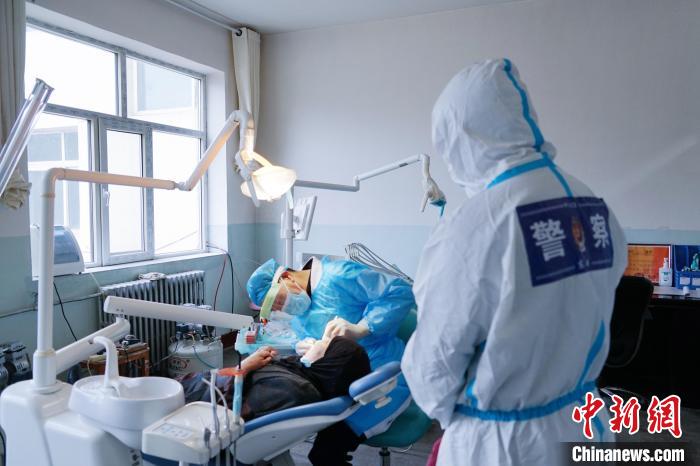 资料图为疫情防控期间，居民在西宁市某医院做手术。马铭言摄