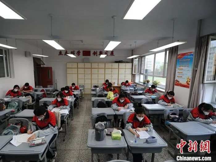资料图:长春市第二中学的高三学生在复习功课。刘栋 摄