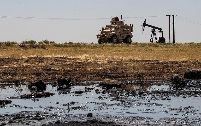 叙媒:美军用70辆车偷运叙利亚石油出境 6辆装甲车陪同