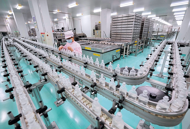 2022年1月14日,石家庄一家制药有限公司的工人在医药生产车间工作 杨