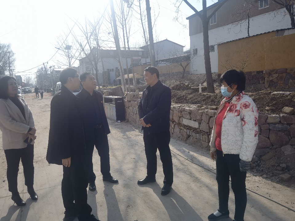 袁国钦(左三)在和团队进行调研