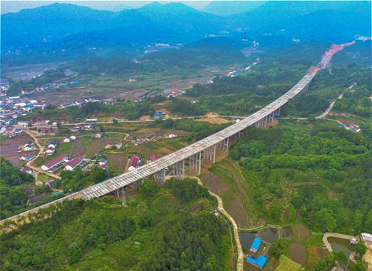 无岳高速桐岳段最长钢板组合梁桥双幅贯通