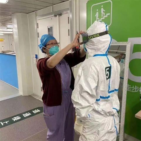 北京地坛医院她们是新冠隔离病房里战友的坚硬铠甲
