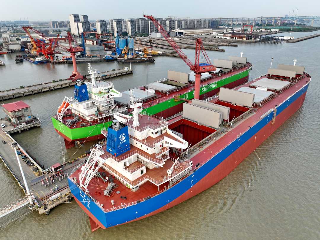 70万吨超大型散货船图片