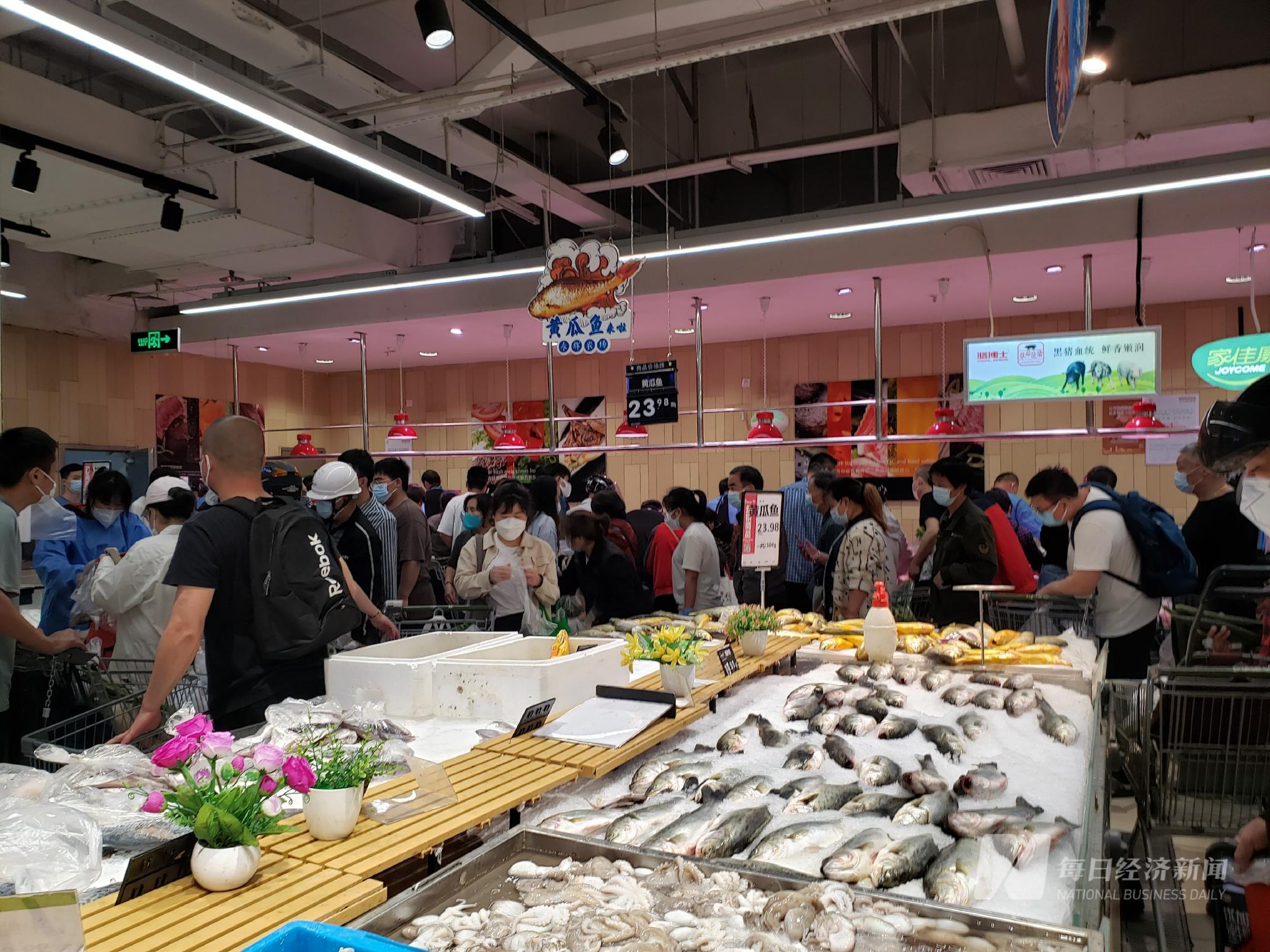5月16日，永辉超市冷冻区有大量市民在购买水产。 图片来源：每经记者 张韵 摄