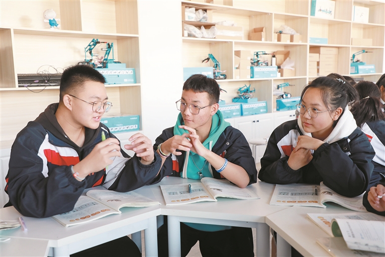 塔里木高级中学学生正分组讨论生物课的学习内容(资料图片).张大松 摄